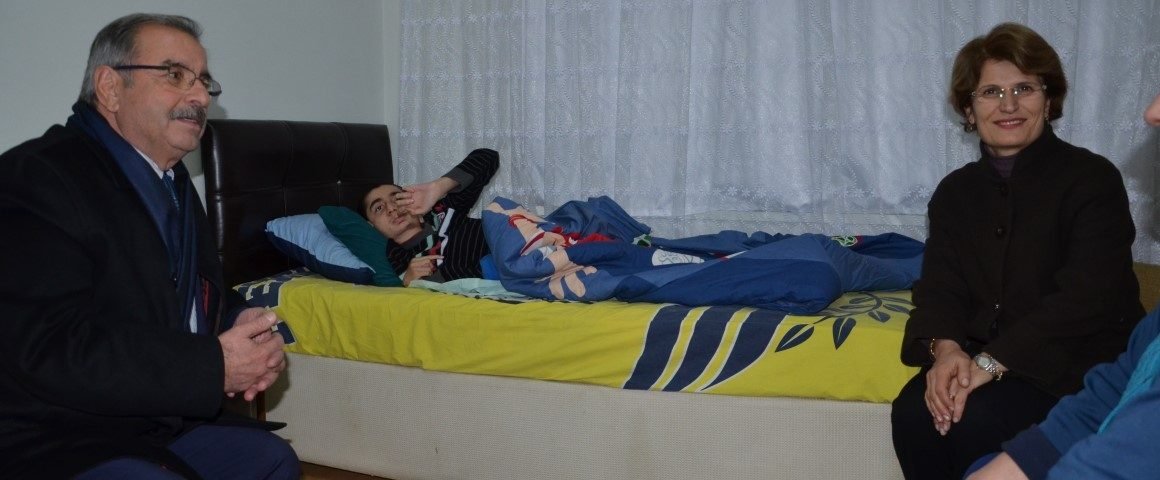 BAŞKANIMIZ ÖZACAR, “SEREBRAL PALSİ”Lİ GENCE TEKERLEKLİ SANDALYE HEDİYE ETTİ
