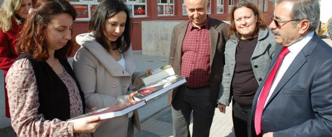 BAŞKANIMIZ ÖZACAR’DAN OKULLARA ATATÜRK KİTAPLARI