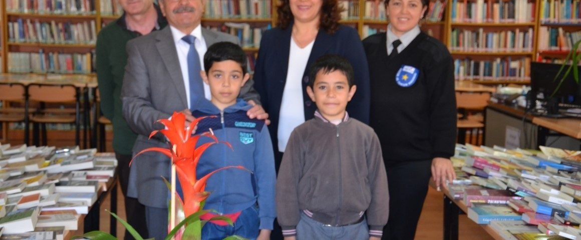 ÖZACAR’DAN İLÇEMİZ KÜTÜPHANESİNE ZİYARET